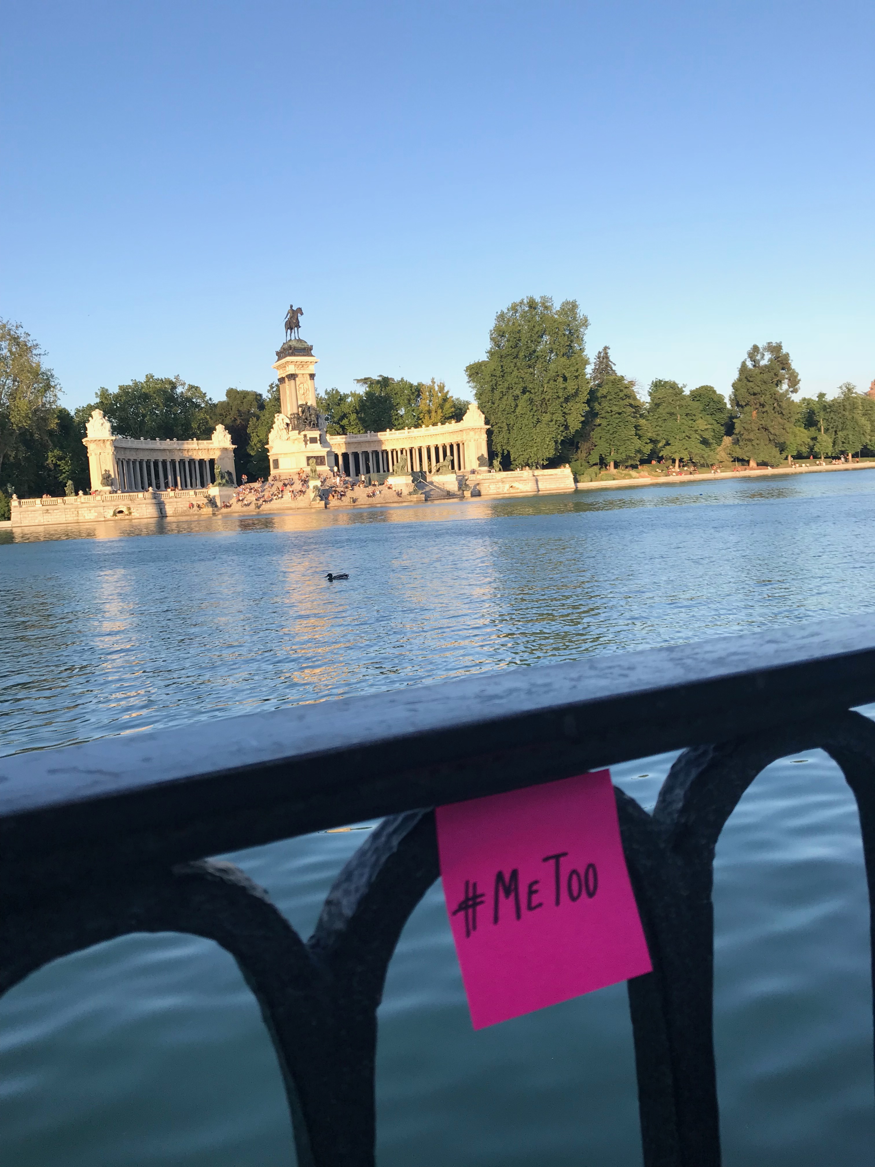 Eva Velasco inage of "#metoo" post-it note on waterfront in MADRID